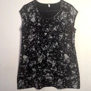 Liz Lange Greyscale Patter Maternity Top | Size L